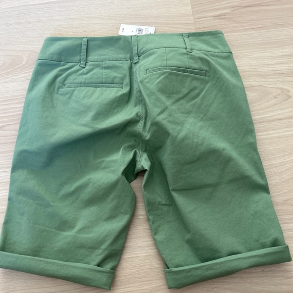 Ann Taylor LOFT Olive Green Cotton Blend Bermuda Cuffed Shorts 4 - Picture 7 of 8